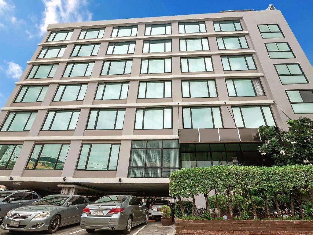 B2 Srinakharin Boutique & Budget